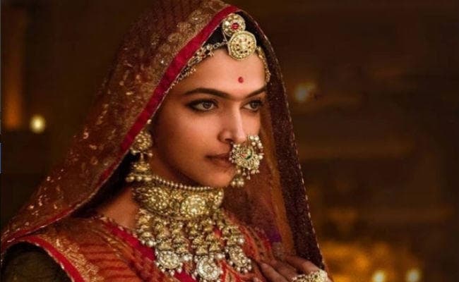 दीपिका पादुकोण से नहीं  हटा पायेंगे नजरें, ''पद्मावती'' का पहला गाना Ghoomer रिलीज...