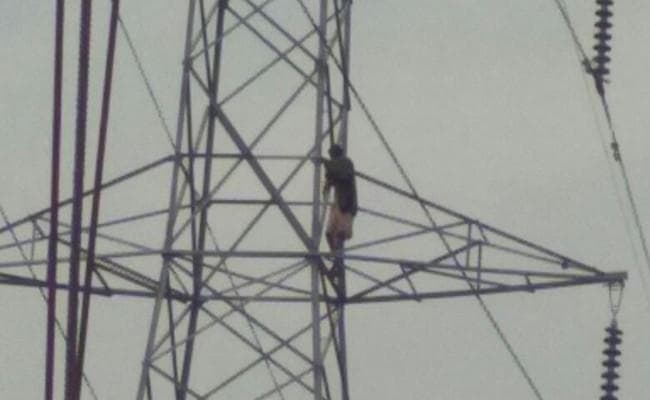 VIDEO : रांची में बिजली टावर पर चढ़ गया युवक, लोग परेशान