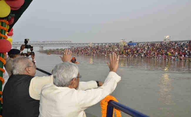 VIDEO: अस्ताचलगामी सूर्य को दिया गया अर्घ्य, सीएम नीतीश ने छठ की शुभकामनाएं दी, घाटों का किया भ्रमण