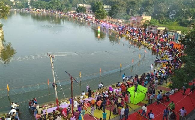 IN PICS : उदीयमान सूर्य को अर्घ के साथ संपन्न हुआ छठ महापर्व, बोकारो व गम्हरिया में 3 डूबे, जमशेदपुर में मोनाली ने समां बांधा, मारपीट, हंगामा