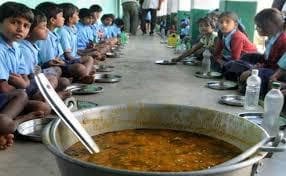 छुट्टी के वक्त भी कैसे बच्चों को मिले मध्याह्ण भोजन , सरकार कर रही है विचार