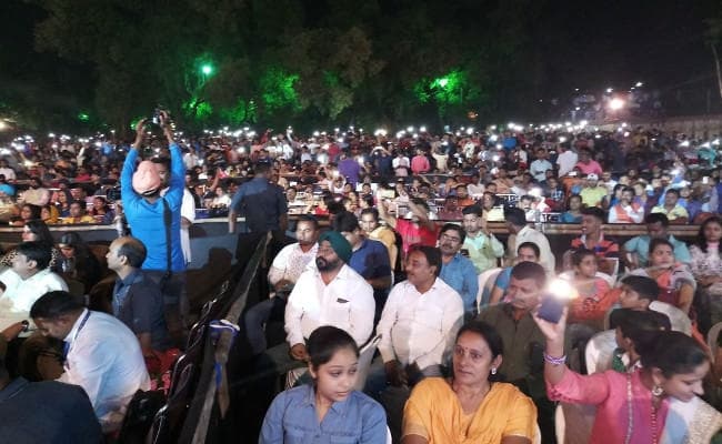 VIDEO : मोनाली ठाकुर के कार्यक्रम में हुआ हंगामा, लोगों ने एक-दूसरे पर कुर्सियां फेंकीं