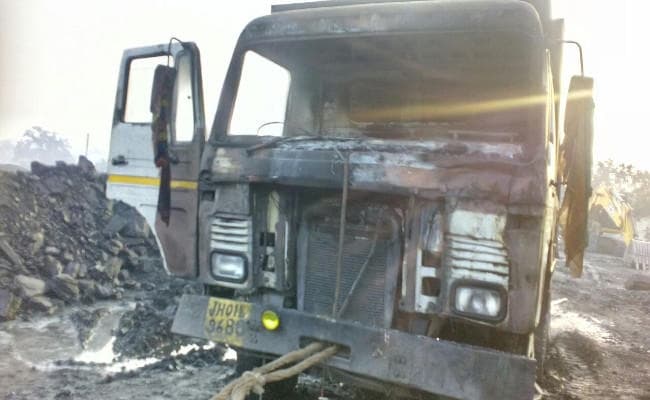 IN PICS : चतरा के राजधर रेलवे साइडिंग पर उग्रवादी हमला, वाहनों को जलाया, 50-60 राउंड फायरिंग की