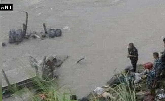 त्रिशूली नदी में गिरी बस, 30 की मौत, 15 घायल