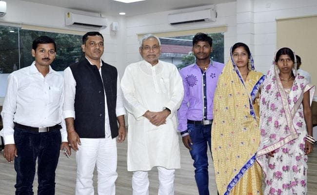 बिहार : दहेज लिये बिना शादी करने वाले जोड़े ने सीएम नीतीश से की मुलाकात