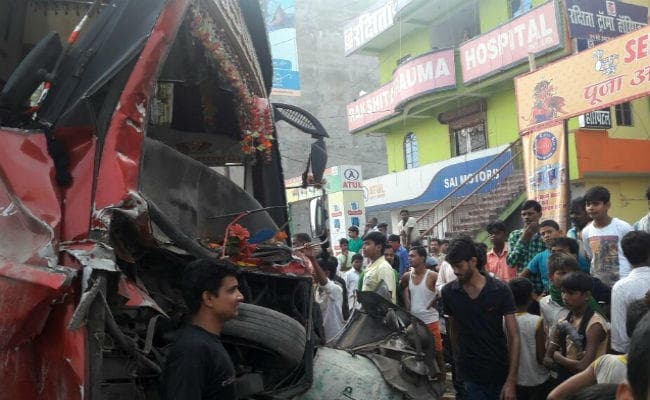VIDEO : कृष्णा रथ बस ने ट्रैक्टर में पीछे से मारी टक्कर, मौके पर तीन लोगों की मौत, लोगों ने बताया- ड्राइवर को आ गयी थी झपकी