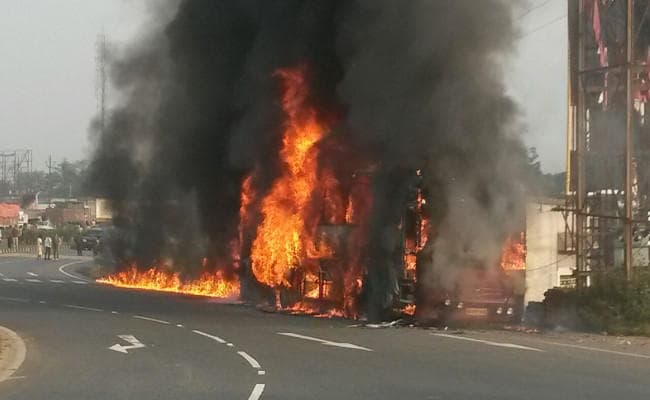 VIDEO : पटना से रांची आ रही 40 यात्रियों से भरी लग्जरी बस रामगढ़ में जलकर राख, सड़क पर बन गयी आग की लंबी लकीर