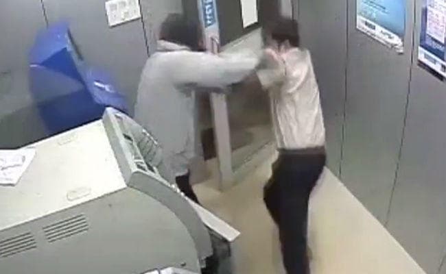 शाबाश ! एटीएम लूटने आये अपराधी का जांबाज गार्ड ने ऐसे किया मुकाबला , VIDEO