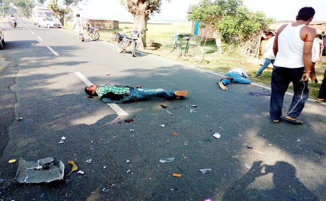 दुमका में भीषण सड़क हादसा, बस की चपेट में आयी बाईक