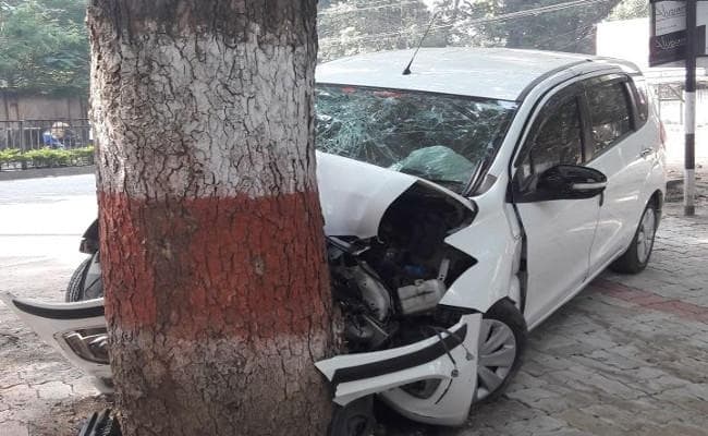 रांची में विधायक आवास के सामने पेड़ से टकरायी कार