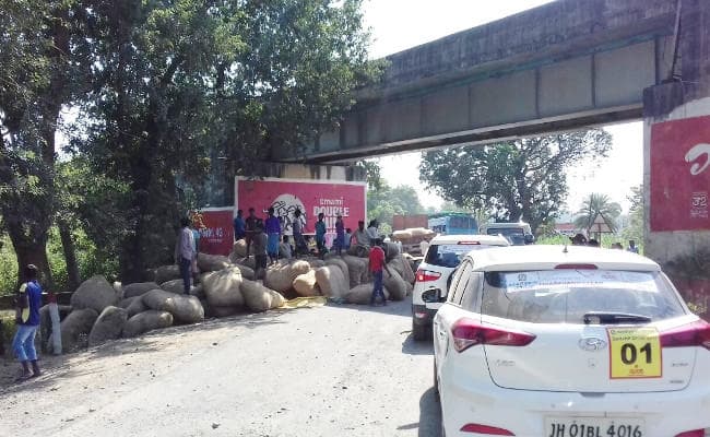 रेलवे क्रॉसिंग के पास फंसा ट्रक, सड़क पर आवागमन ठप