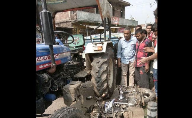 ट्रैक्‍टर ने मोटरसाइकिल सवार को कुचला, युवक की मौत, पत्‍नी व बच्‍चा गंभीर रूप से घायल