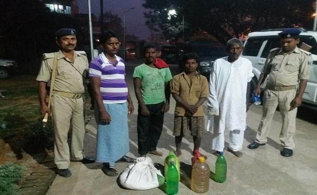 बिहार : अवैध शराब भट्ठियों पर पुलिस ने की छापेमारी, विरोध में रोड़ेबाजी, आधा दर्जन गिरफ्तार