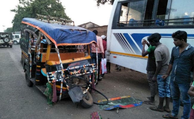 झारखंड : बस-ऑटो की भिड़ंत में दो की मौके पर ही मौत, आधा दर्जन लोग घायल