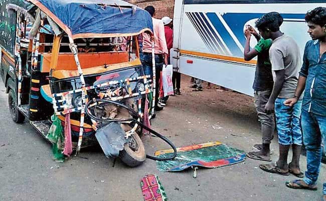 झारखंड : बस-ऑटो की भिड़ंत में दो की मौत, आधा दर्जन घायल...जानें कहां जा रही थी बस