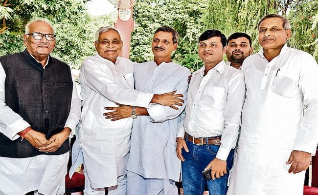 बिहार : दहेज लौटाया, सरकार ने गले लगाया