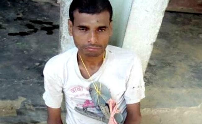 नेपाल में पीता है शराब, गांव में करता है हंगामा, ग्रामीणों ने जूते-चप्पलों की माला पहना कर गांव में घुमाया