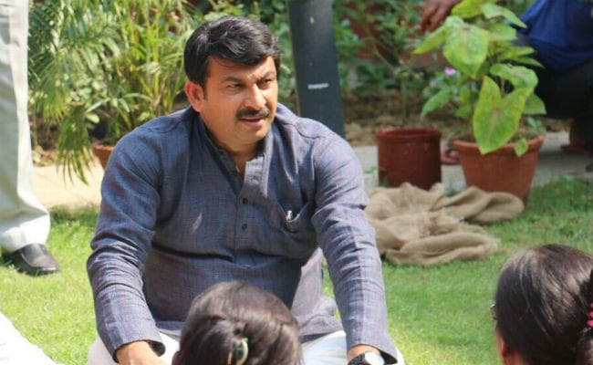 मनोज तिवारी कर रहे थे चीनी सामान का विरोध हो गया आईफोन चोरी