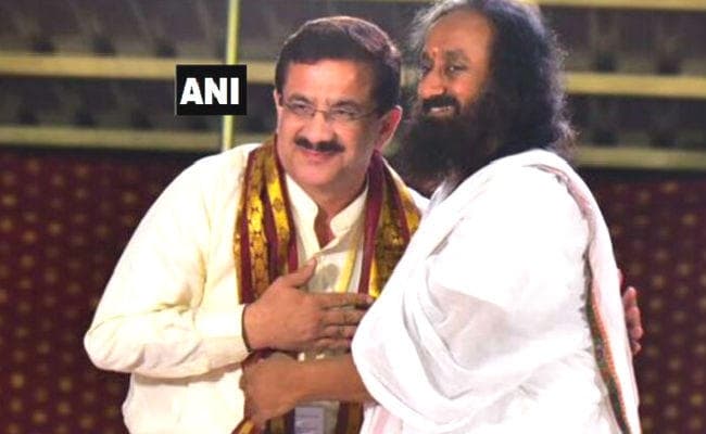 श्रीश्री रविशंकर से मिले शिया वक्फ बोर्ड के चेयरमैन, कहा- रामजन्म भूमि पर सिर्फ मंदिर, कोई मस्जिद नहीं, जहां नमाज पढ़ी जाये