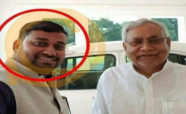 JDU ने जहरीली शराब कांड के आरोपी को पार्टी से निकाला, तेजस्वी ने तस्वीर शेयर कर नीतीश पर किया हमला