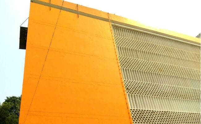 उत्तर प्रदेश के भगवाकरण में जुटे भगवाधारी मुख्यमंत्री योगी, अब कार्यालय का रंग भी हुआ भगवा