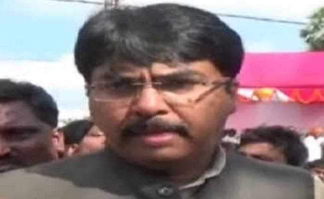 पटेल जयंती मनाने पहुंचे भाजपा विधायक को बाढ़ पीड़ितों ने दिखाये जूते-चप्पल