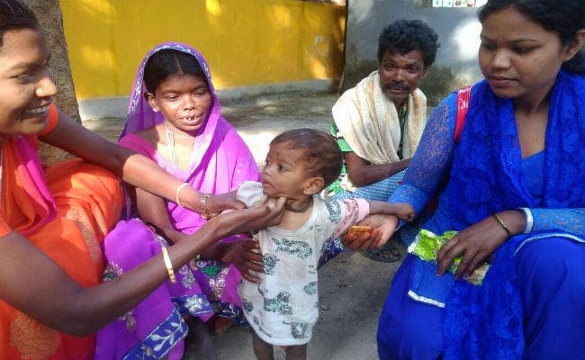 झारखंड : बाजार में लगी शराब दुकान में एक साल के बेटे को छोड़कर भागी मां