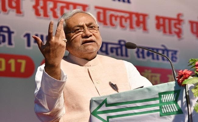 नीतीश ने आरा जहरीली शराब कांड मामले के आरोपी से मिलने पर सफाई दी