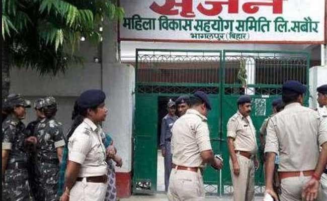 बिहार सृजन घोटाला : जिस अभियुक्त की थी तलाश, वह पुलिस के साथ घूमता मिला