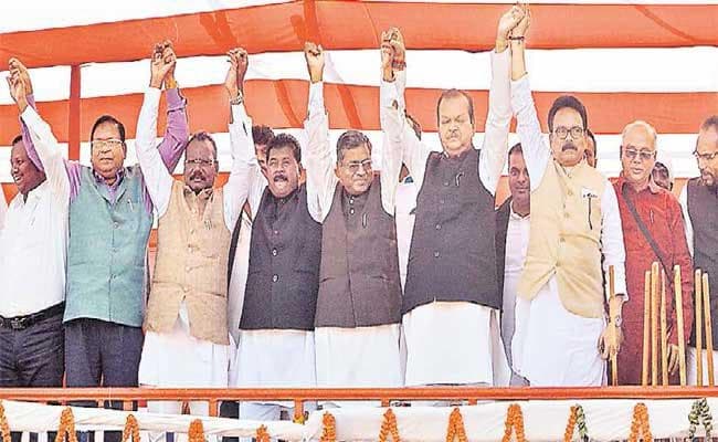 महारैली: भाजपा सरकार को उखाड़ फेंकने का लिया संकल्प, बोले वक्ता लोगों से जमीन छीन रही सरकार महारैली: भाजपा सरकार को उखाड़ फेंकने का लिया संकल्प, बोले वक्ता लोगों से जमीन छीन रही सरकार