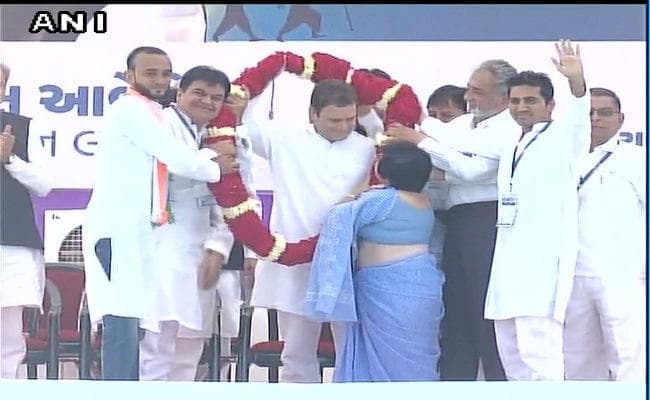 मोदी ने टाटा घराने को दिया 33 हजार करोड़ कर्ज, इतने में माफ हो जाता गुजरात के किसानों का कर्ज : राहुल