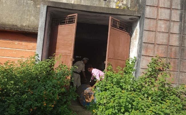 कोडरमा : नकली शराब पकड़ने गयी टीम को मिला भारी मात्रा में विस्फोटक और देशी कट्टा