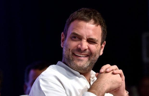 युवती ने सेल्फी के लिए रुकवा दिया राहुल गांधी का काफिला, देखें वीडियो