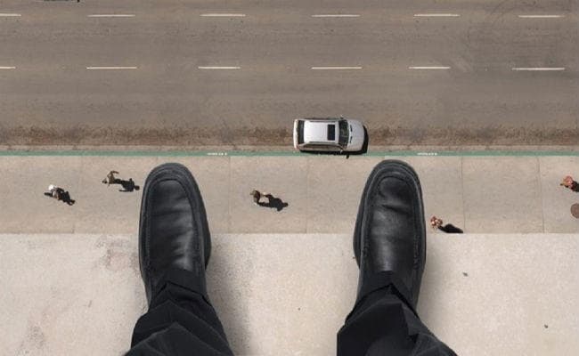 दिल्ली पुलिस के अधिकारी ने मेट्रो के सामने कूद कर आत्महत्या की, यह थी वजह...!