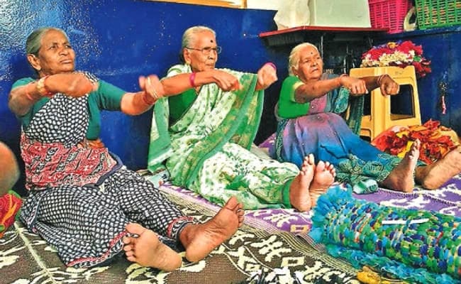 वृद्ध महिलाओं को मिला रंगोली केंद्र का सहारा