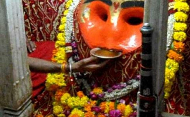 एक मंदिर जहां भगवान को चढ़ायी जाती है शराब, सजती हैं व्हिस्की, वोडका और रम की दुकानें