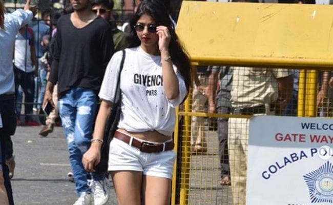 OMG! शाहरुख की लाडली सुहाना की व्‍हाइट टॉप की कीमत जानकर चौंक जायेंगे आप