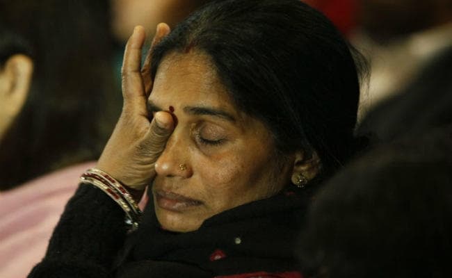 निर्भया को इंसाफ: फांसी रुकवाने के लिए रातभर चला ड्रामा, लेकिन मां ने नहीं मानी हार
