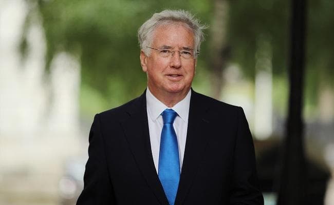 ब्रिटेन के रक्षा मंत्री ने यौन उत्पीड़न के आरोपों को लेकर इस्तीफा दिया