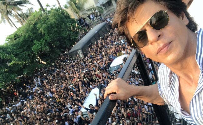 शाहरुख खान के बर्थडे पर चोरी हुए फैंस के मोबाइल