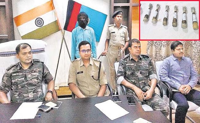 सात हत्या समेत 36 मामलों में पुलिस को थी तलाश, मैच देखने आया कुख्यात नक्सली संदीप दा अरेस्ट सात हत्या समेत 36 मामलों में पुलिस को थी तलाश, मैच देखने आया कुख्यात नक्सली संदीप दा अरेस्ट