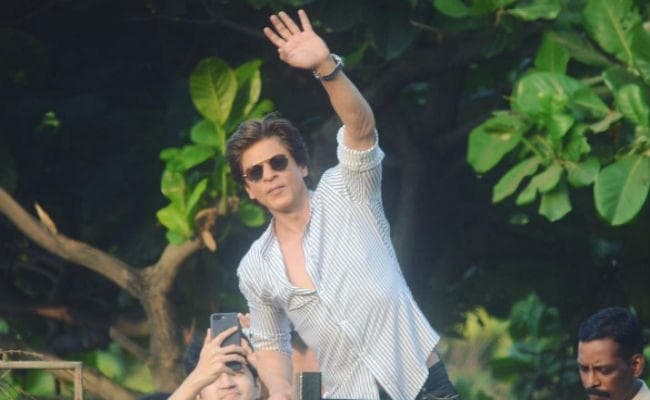 फैंस से मिलना नहीं भूले शाहरुख, अबराम संग ऐसे किया लोगों को शु्क्रिया