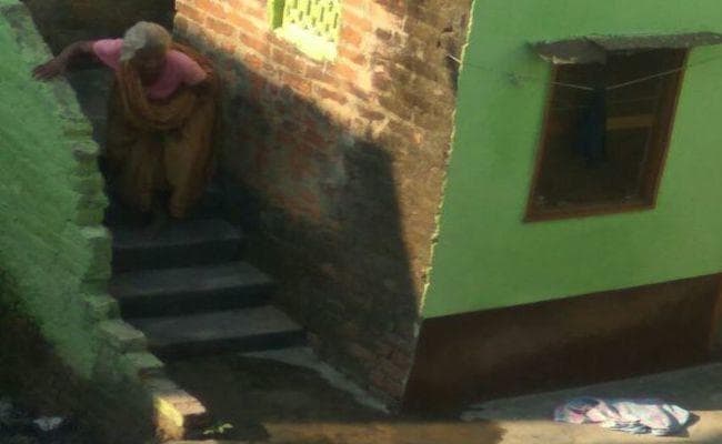 बिहार के मुंगेर में 75 वर्षीय बूढ़ी मां को घर में कैद कर बेटा ससुराल में कर रहा है मौज, जानें