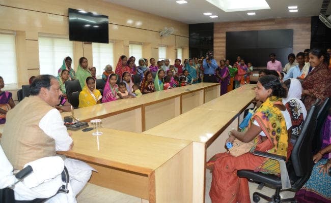 CM रघुवर की घोषणा, सिमडेगा के कारीमाटी गांव को आदर्श गांव बनायेंगे, ग्रामीणों को मिलेगा रोजगार