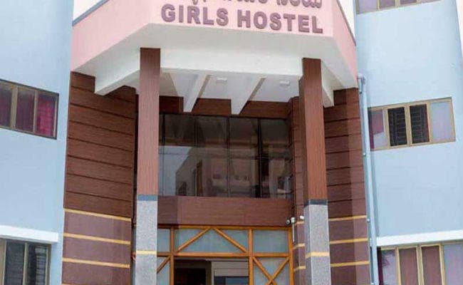 गर्ल्स हॉस्टल में काम कर रहा है पुरूष रसोइया, लड़कियों ने लगाया नशे में होने का आरोप