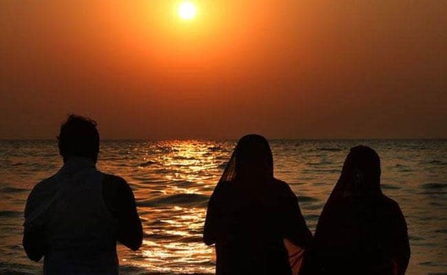 कार्तिक पूर्णिमा आज, गंगा घाटों पर रात से ही उमड़ी लोगों की भीड़
