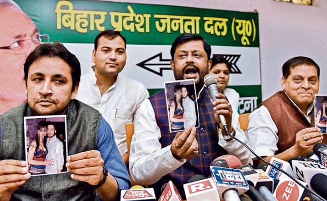 बिहार : जदयू का पलटवार, लालू करा लें ब्लड टेस्ट, पता चल जायेगा कौन पीता है शराब