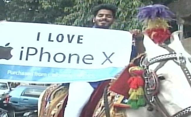 VIDEO: जब घोड़े पर सवार होकर यह युवक iPhone X लेने पहुंचा दुकान, बैंड वाले भी थे साथ