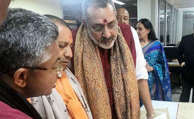 सीएम योगी के सामने तिरंगे का अपमान, जानें पूरा मामला