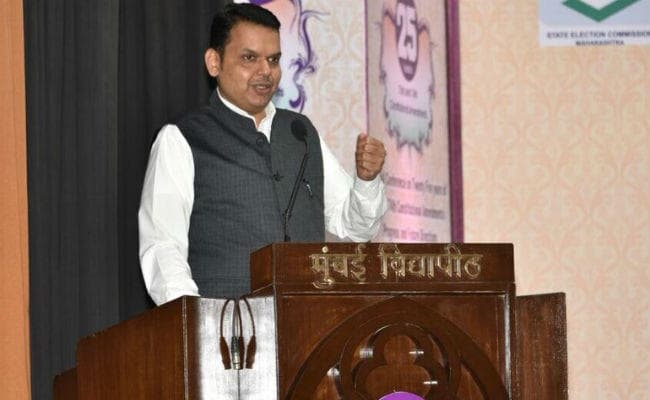 मुख्‍यमंत्री देवेंद्र फडणवीस के कार्यक्रम में हंगामा, सुरक्षाघेरा तोड़कर युवक दौड़ा और...